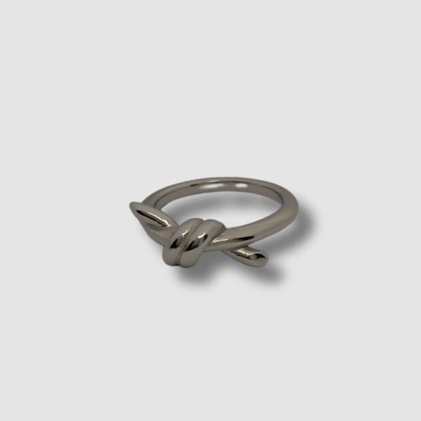 Bague femme en acier inoxydable argenté avec design nœud élégant et minimaliste