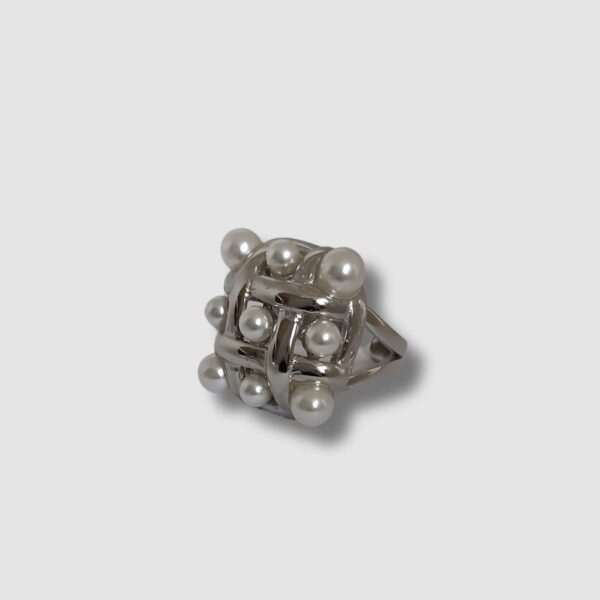 Bague femme design géométrique en acier inoxydable carrée argenté avec petites perles, ajustable et élégante.